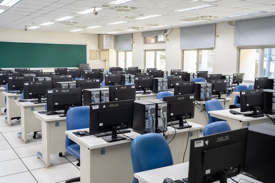 中央大學AI PC創新實驗室專注於探索與最佳化AI 實際應用場景，期許成為 AI 教育的示範據點。